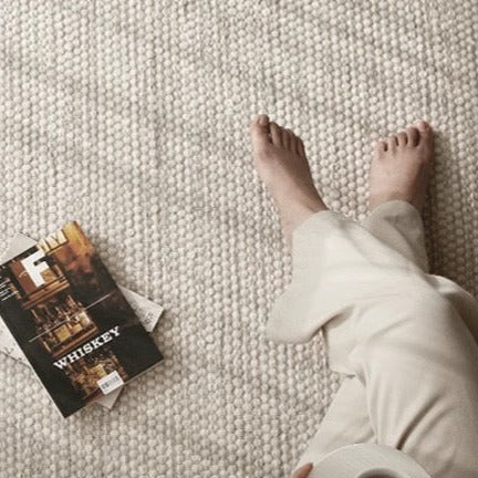 A hand-woven carpet made from only natural materials! A high-quality item that you can use for a long time (Rock)