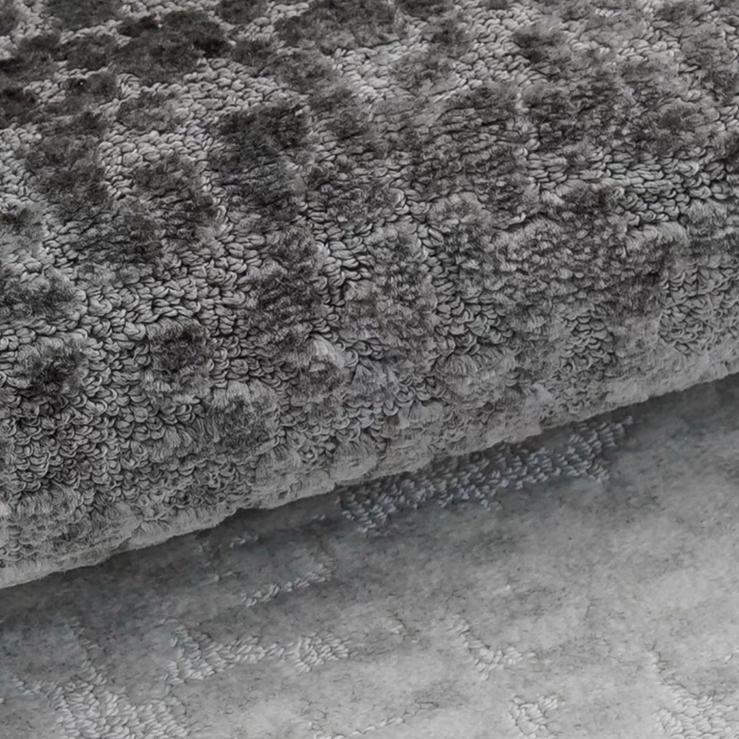 Perfect for a monochrome room. Stylish grey Wilton woven rug (Keladi)