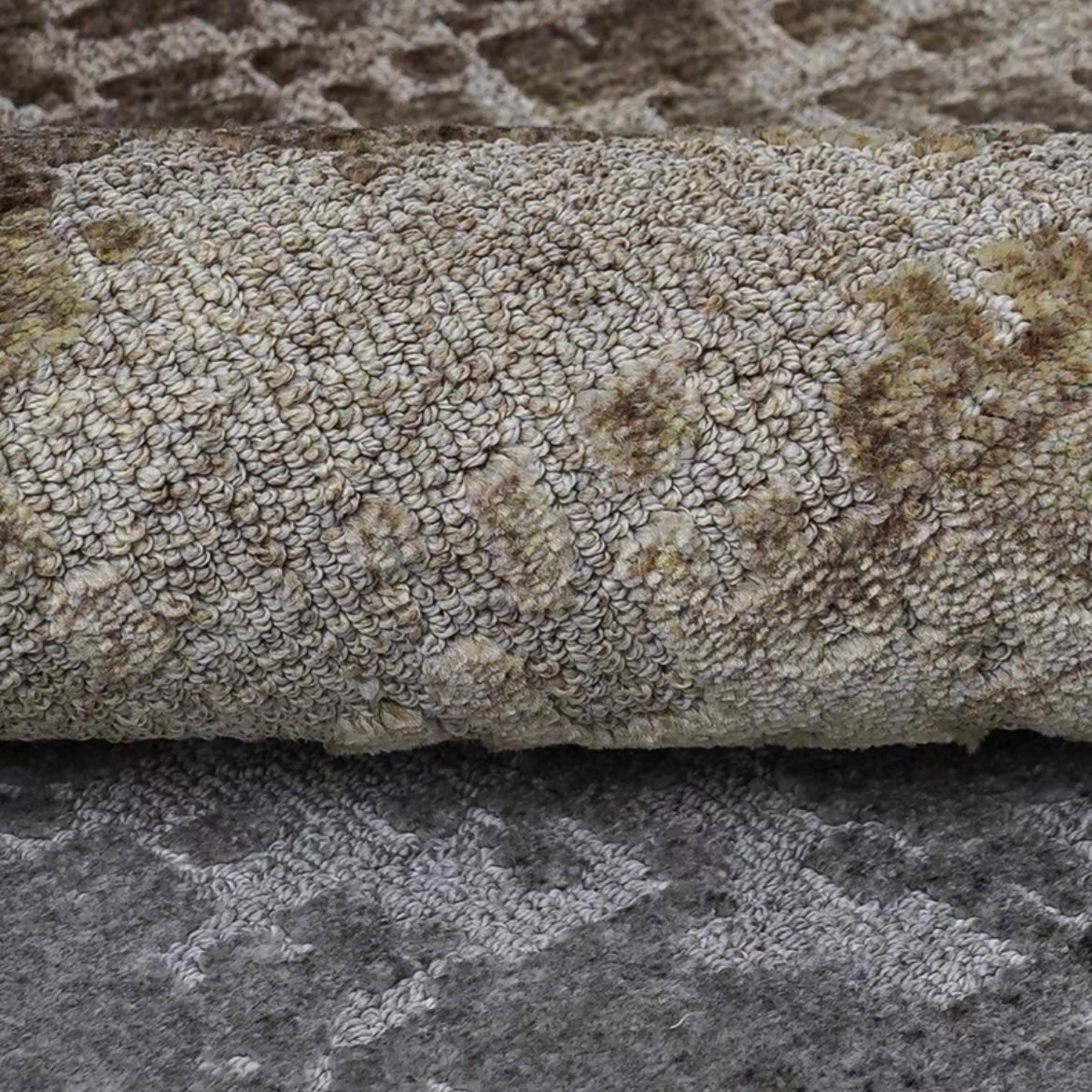 Perfect for a monochrome room. Stylish grey Wilton woven rug (Keladi)