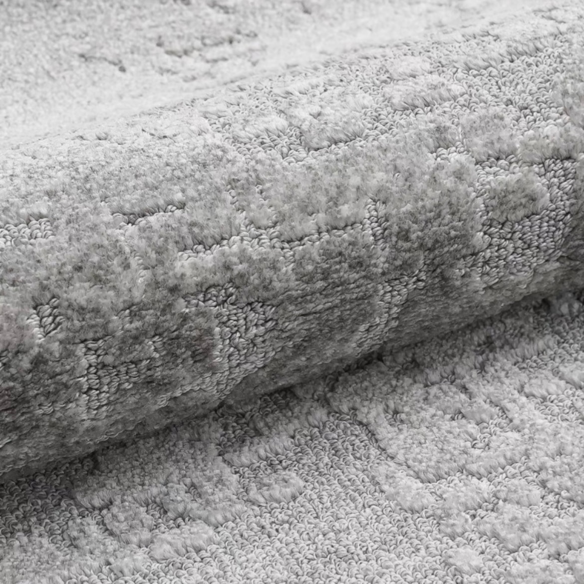 Perfect for a monochrome room. Stylish grey Wilton woven rug (Keladi)