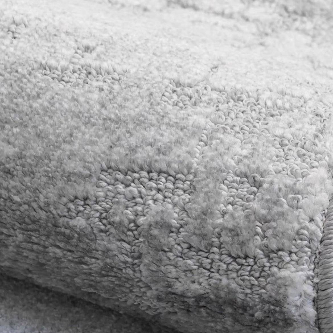 Perfect for a monochrome room. Stylish grey Wilton woven rug (Keladi)