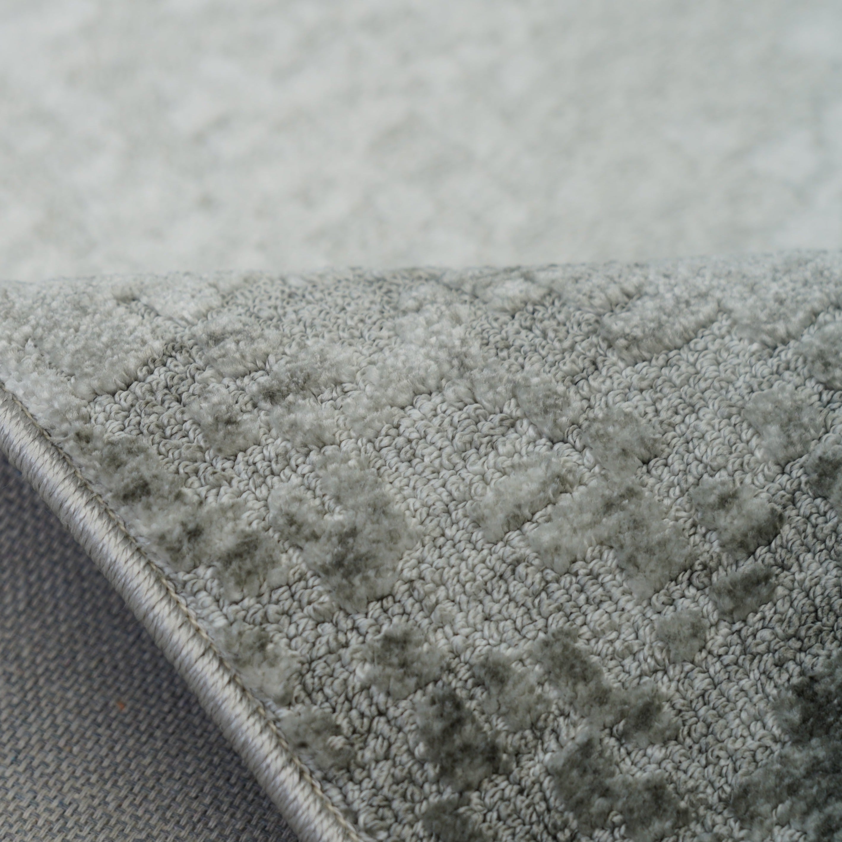 Perfect for a monochrome room. Stylish grey Wilton woven rug (Keladi)