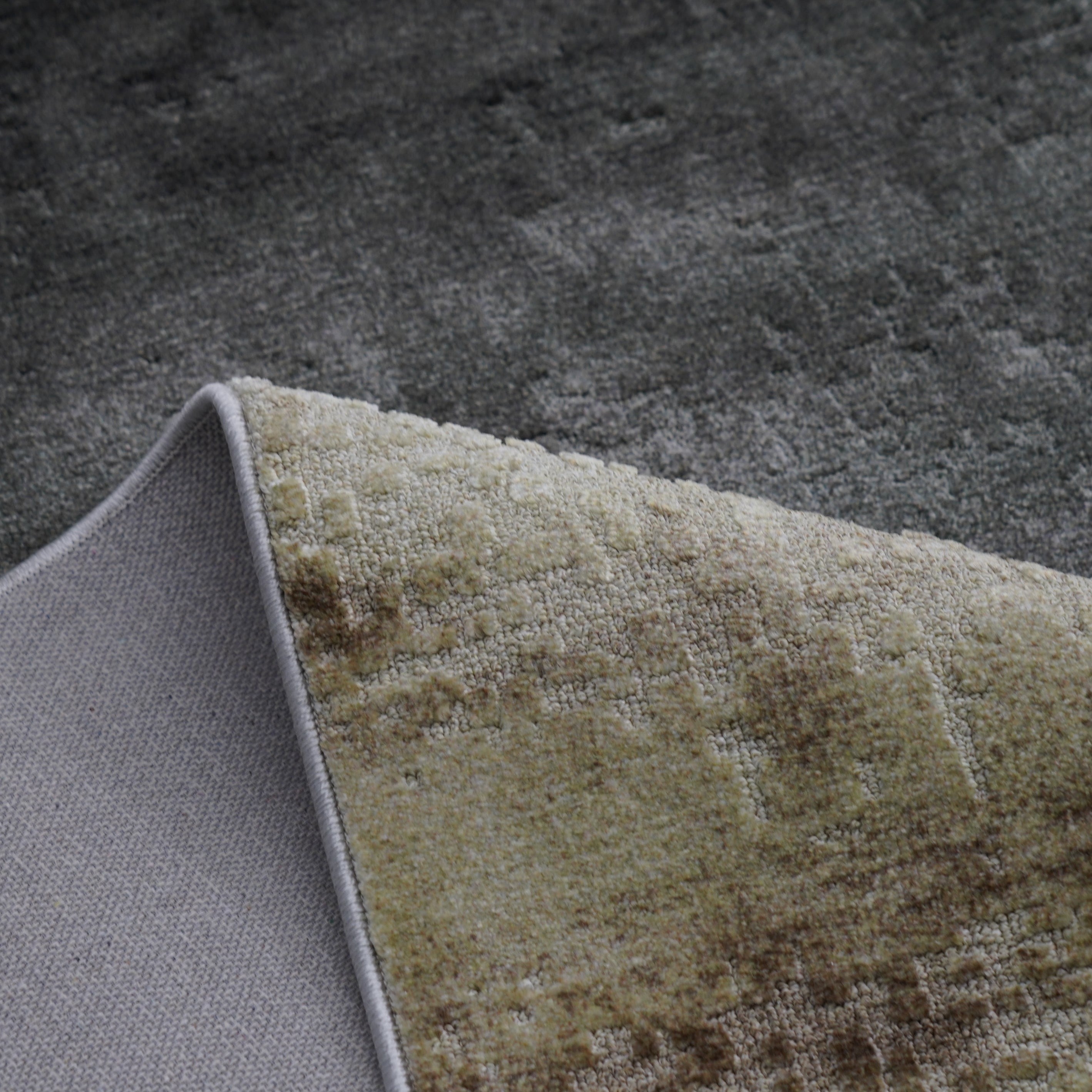 Perfect for a monochrome room. Stylish grey Wilton woven rug (Keladi)