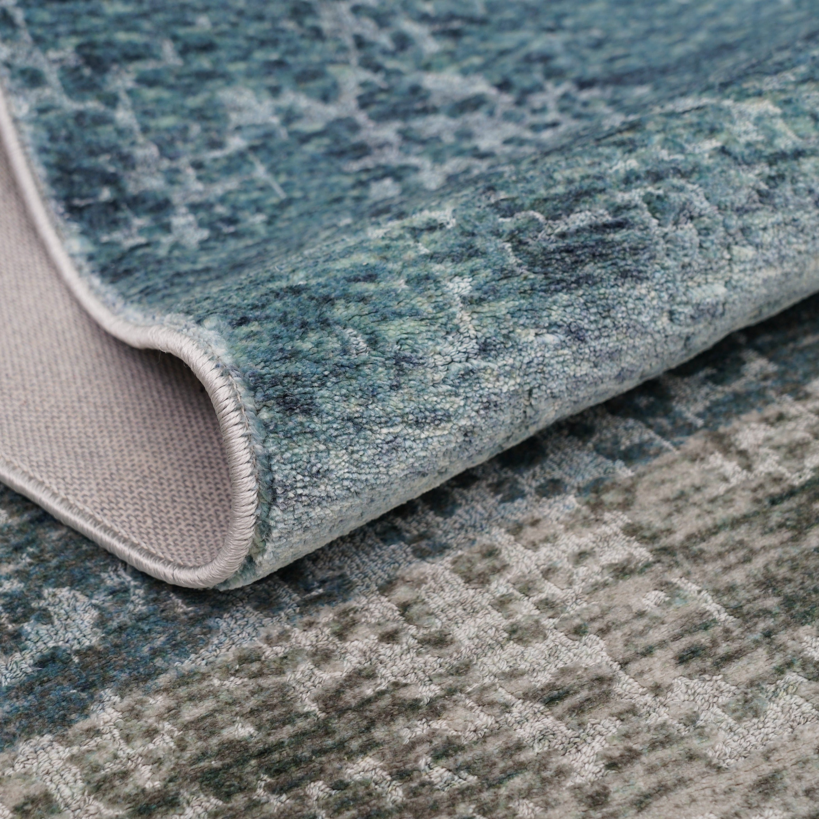 Perfect for a monochrome room. Stylish grey Wilton woven rug (Keladi)