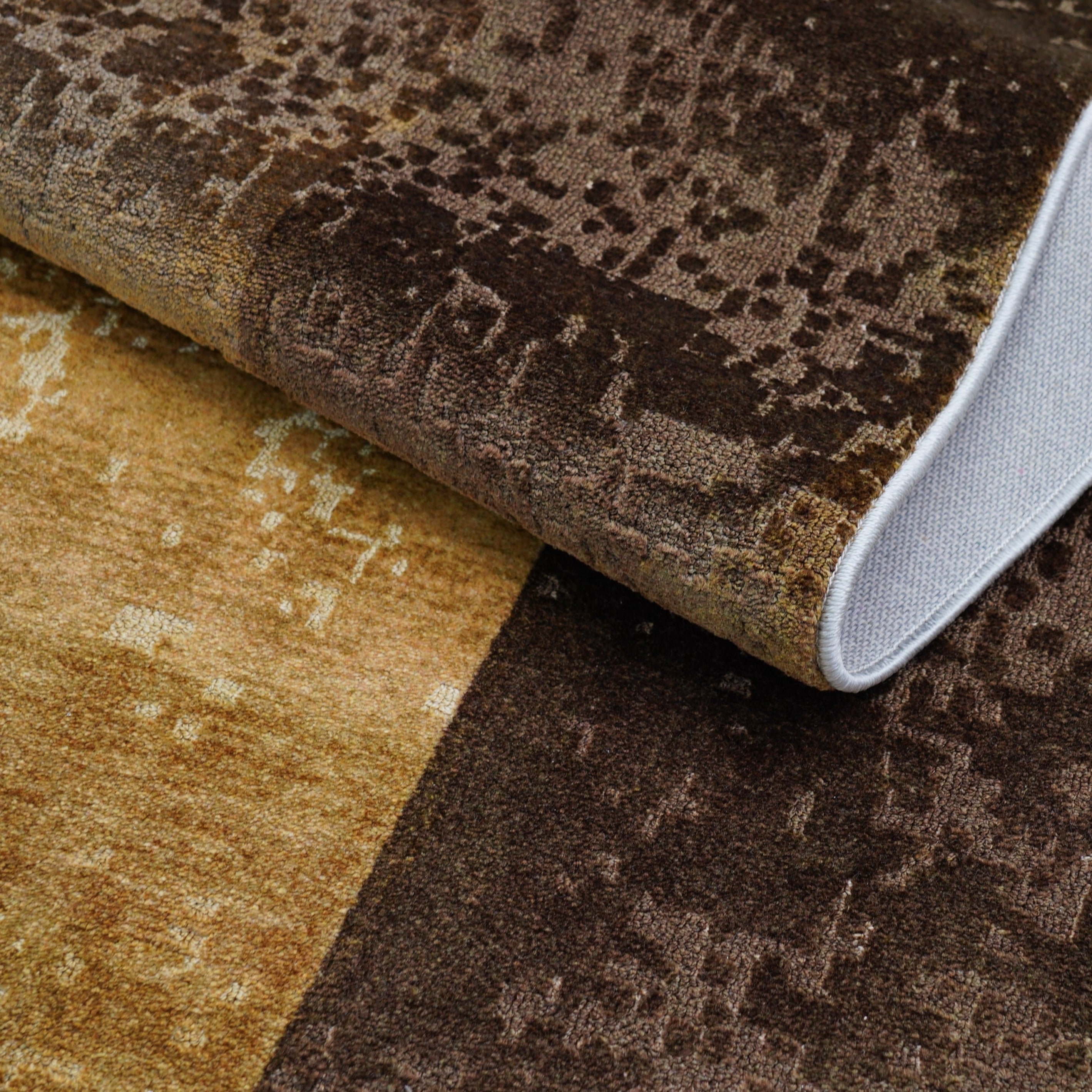 Perfect for a monochrome room. Stylish grey Wilton woven rug (Keladi)
