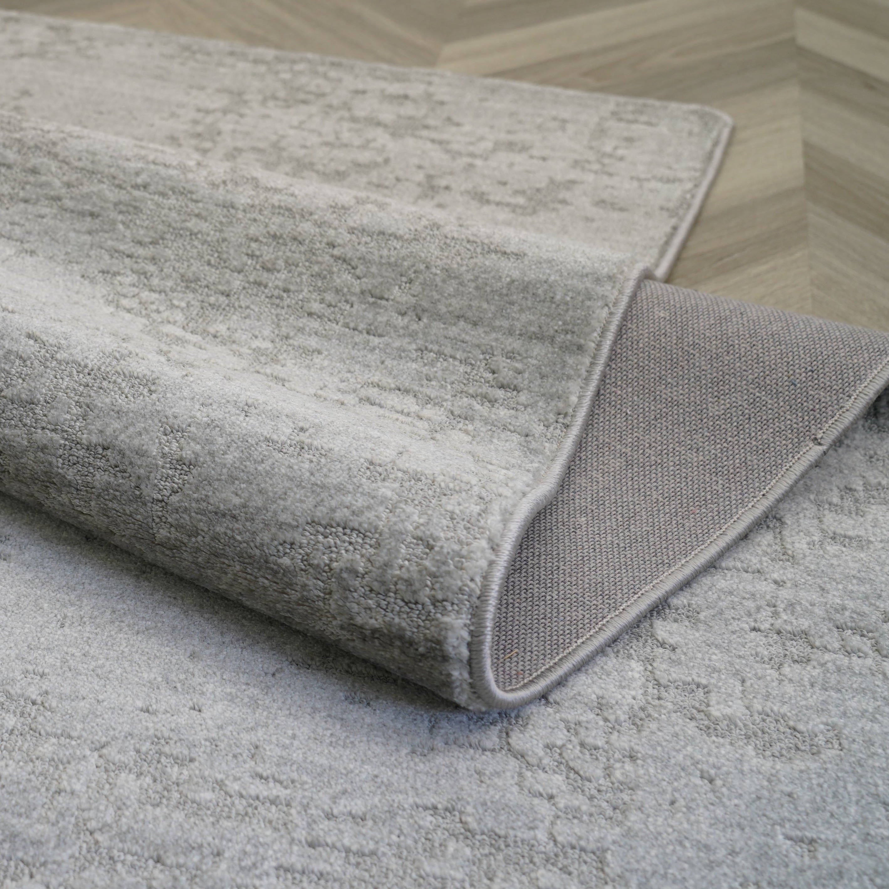 Perfect for a monochrome room. Stylish grey Wilton woven rug (Keladi)
