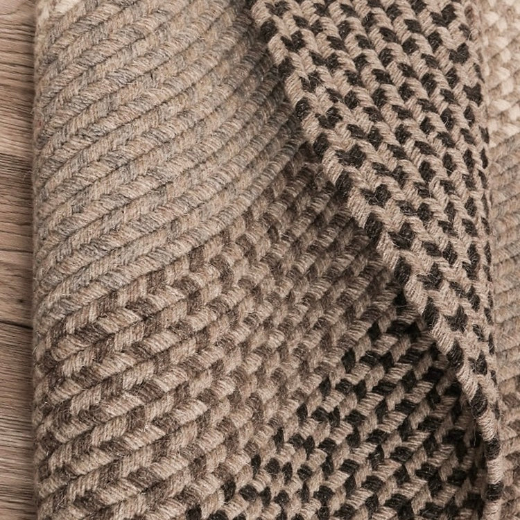 A hand-woven carpet made using 90% natural yak hair and only natural materials! A high-quality product that you can use for a long time (ORBIT) 